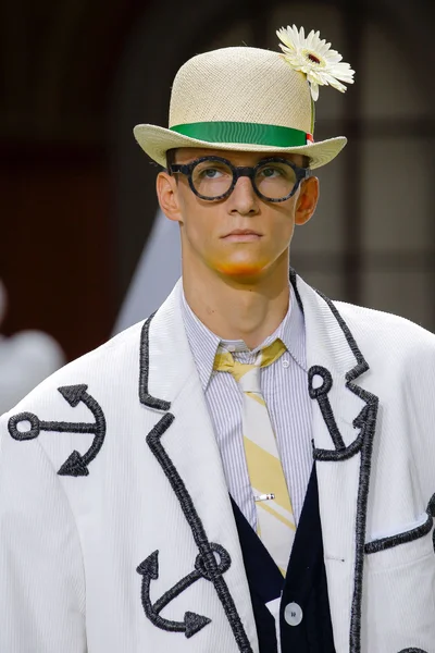 Look 100